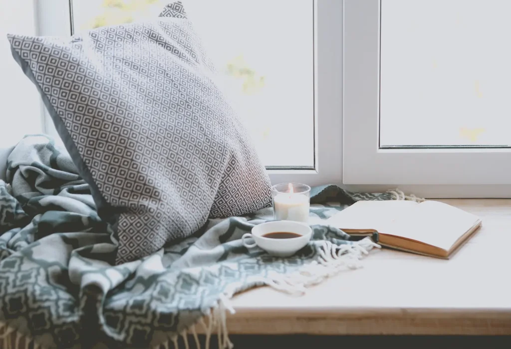 zona de lectura ordenada y acogedora