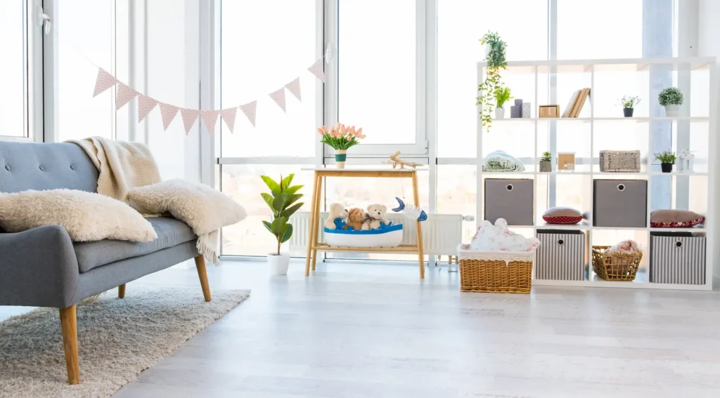 salón pequeño ordenado con muebles multifuncionales