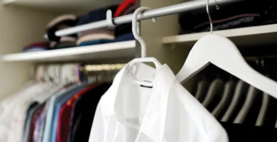 ropa doblada y colgada eficientemente