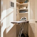 Muebles compactos y armarios empotrados para guardar tabla y plancha en espacios pequeños